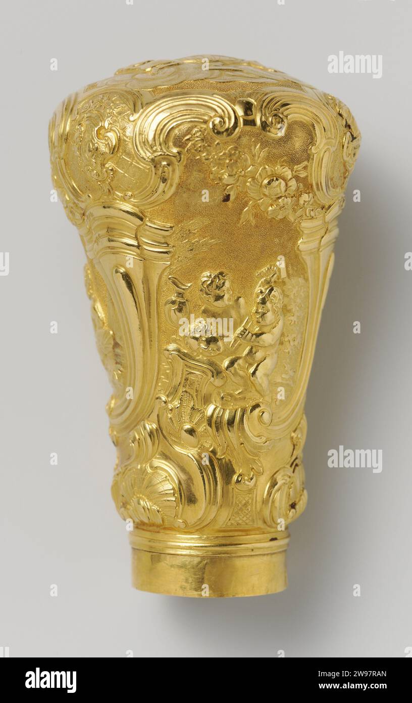 Bottone a forma di ceppo con tre medaglioni in cui simboli di musica, pittura e scultura, Louis Métayer, 1750 il bottone rotondo cast poggia su uno pneumatico liscio con bordo superiore profilato, con il quale è stato attaccato al marciume. Si allarga fino alla parte superiore a volta ed è stato bruciato leggermente lungo il bordo inferiore e superiore. La parete è articolata da tre colonne intrecciate che si estendono su un volume di foglie. Un motivo a conchiglia è mostrato in mezzo alle volute sotto ogni colonna; tra questi motivi sono presenti piccoli campi incisi di lavoro sulla griglia. Le colonne indossano archi costruiti da C-Voluten con un cabochon i Foto Stock