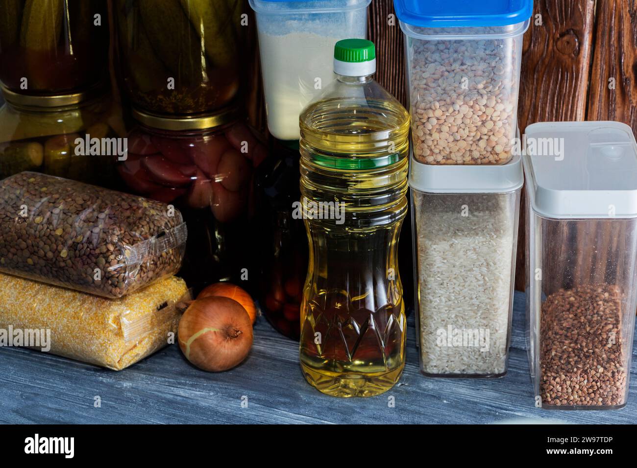 Forniture alimentari per il periodo di isolamento in quarantena. Vari vasetti di vetro con cereali, pasta, lattine di cibo in scatola. Foto Stock