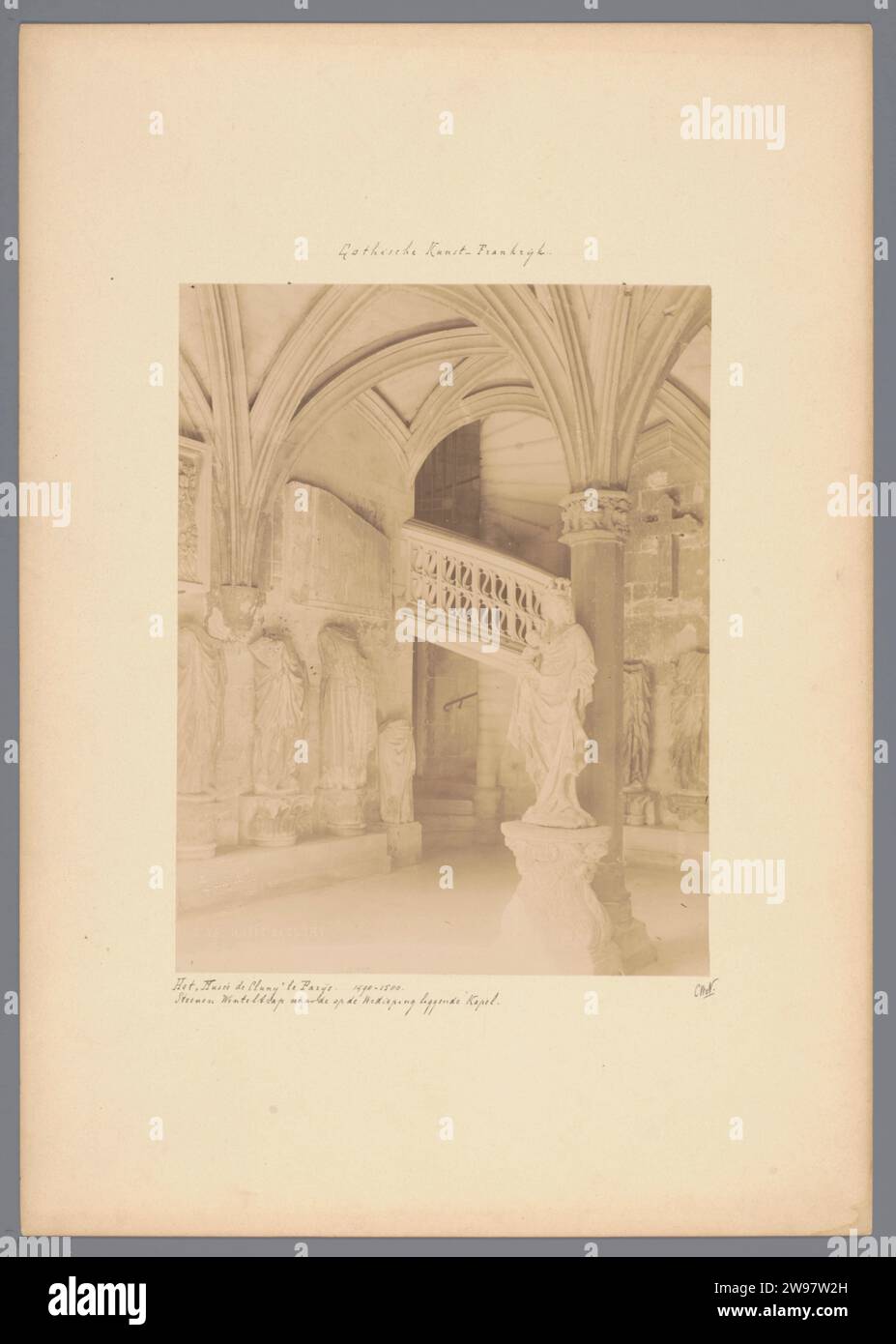 Renteltrap di pietra e sculture nel giardino del Musée de Cluny (Musée National du Moyen âge) a Parigi, c. 1875 - c. 1900 Fotografia di Parigi cartone. scala di supporto fotografico per la stampa di albumi. pezzo di scultura, riproduzione di un pezzo di scultura. Vault  architettura Cluny Museum Foto Stock