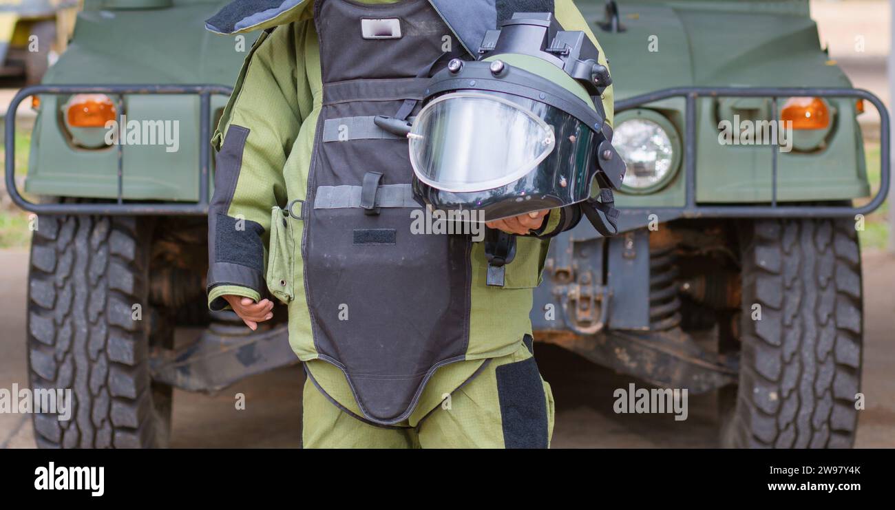 Vista ravvicinata dell'armatura per carrozzeria antiesplosione e del guanto di sicurezza polizia/militare. Foto Stock