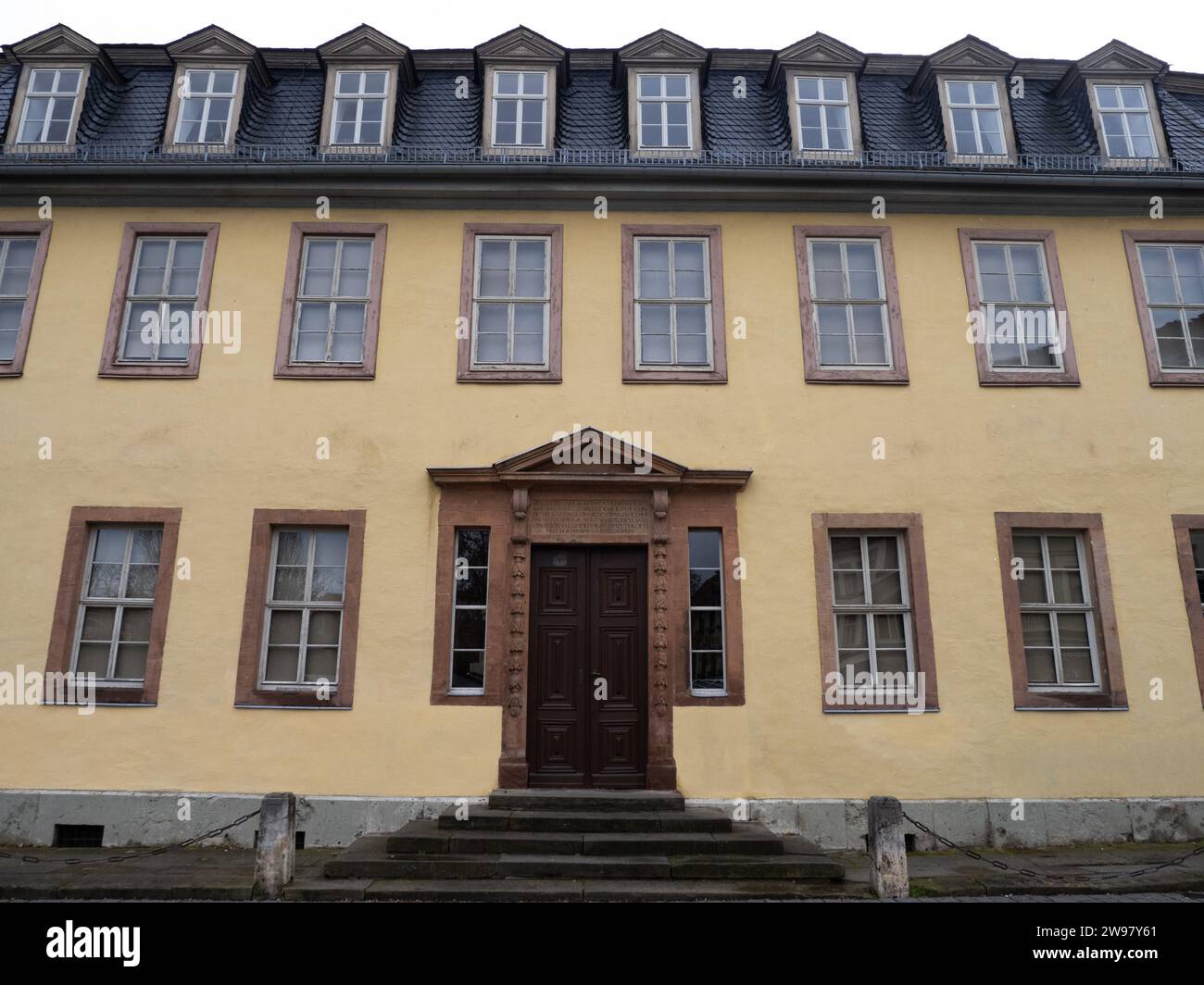 Weimar, Germania. 24 dicembre 2023. L'ex ingresso principale della casa sul Frauenplan di Weimar, dove visse il poeta e politico Johann Wolfgang von Goethe fino alla sua morte nel 1832. La casa, il giardino e un'estensione sono gestiti come Museo Nazionale di Goethe dal Klassik Stiftung Weimar. Il sito patrimonio dell'umanità dell'UNESCO dovrebbe essere restaurato in linea con il suo status di sito patrimonio dell'umanità a partire dal 2026. Credito: Soeren Stache/dpa/Alamy Live News Foto Stock