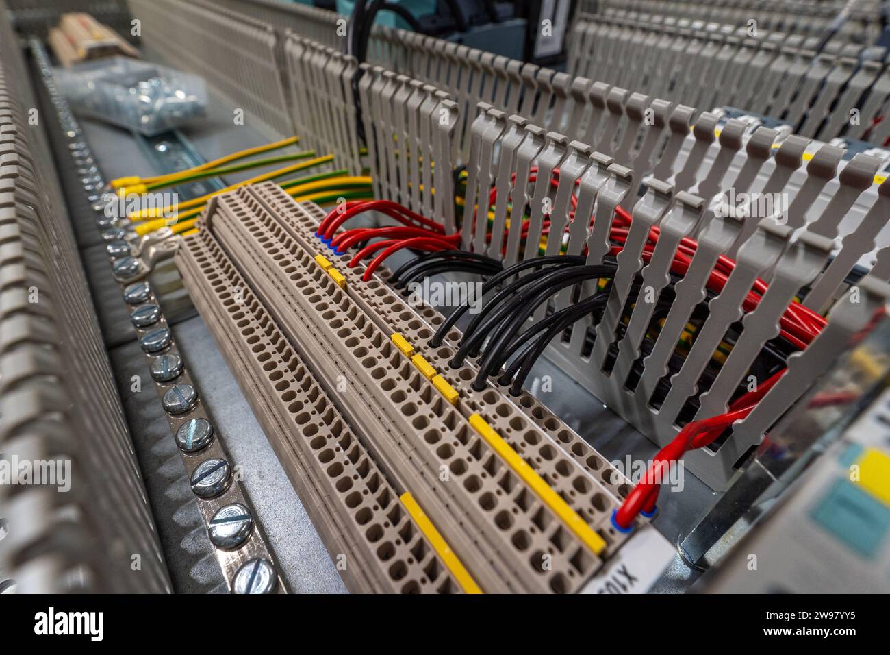 Una linea di assemblaggio di fabbrica con armadio elettronico aperto, che rivela il cablaggio e i componenti complessi Foto Stock