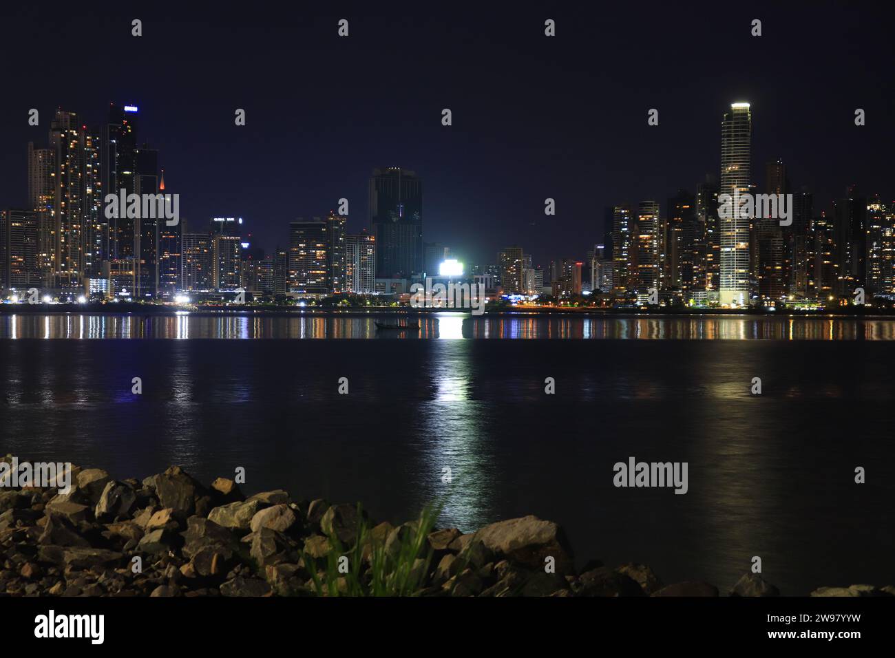 Il vivace skyline di Panama City di notte Foto Stock