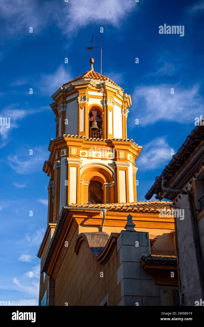 Foto verticale del campanile della Chiesa di nostra Signora del Rosario di Bullas, regione di Murcia Foto Stock