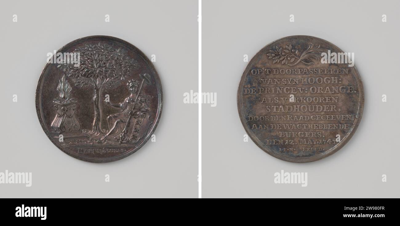 In attesa della Guardia civile durante la visita di Guglielmo IV ad Amsterdam 1747, Johann Conrad Marmé, medaglia d'argento 1747, medaglia d'argento, sul fronte di Amsterdam come Minerva Tronend, accanto a un Oranjeboom e a un altare in fiamme, con testo tagliato, dieci righe di testo sotto alloro incrociato e rami di palma sul retro. argento (metallo) a percussione (lavorazione dei metalli) Foto Stock