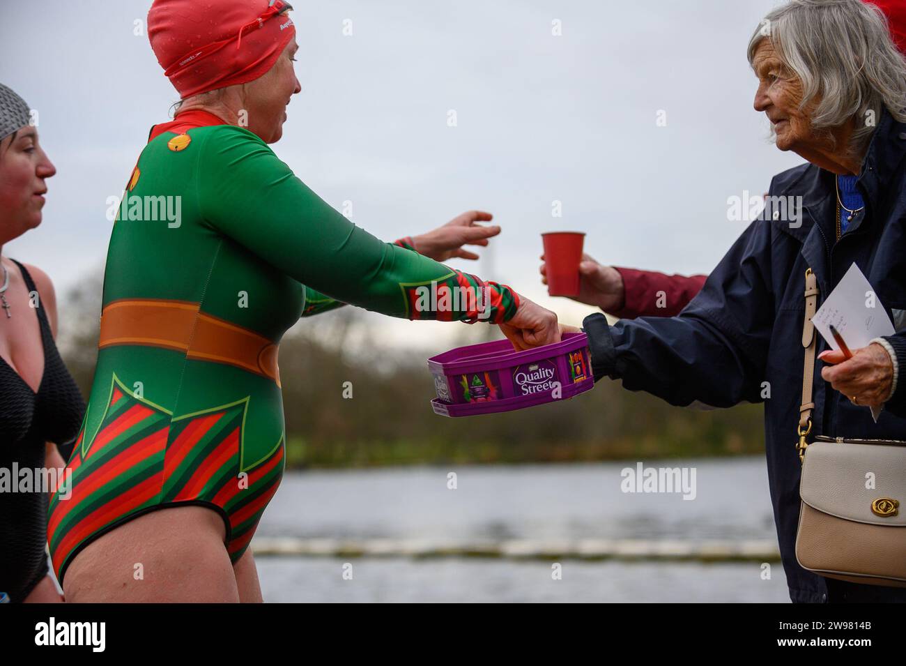 I nuotatori si riuniscono presto per la tradizionale gara di nuoto mattutina di Natale del Regno Unito nel lago Serpentine di Londra, Hyde Park. Chiamati i nuotatori della Peter Pan Cup hanno gareggiato nei cappelli di Babbo Natale dal 1864. Alle 9:00, i membri del Serpentine Swimming Club si tuffano nell'acqua ghiacciata di 7 gradi centigradi per correre per 100 metri (91 metri). L'autore J M Barrie, che viveva nelle vicinanze, Peter Pan, è stato associato alla gara di Natale del 1903. Foto Stock