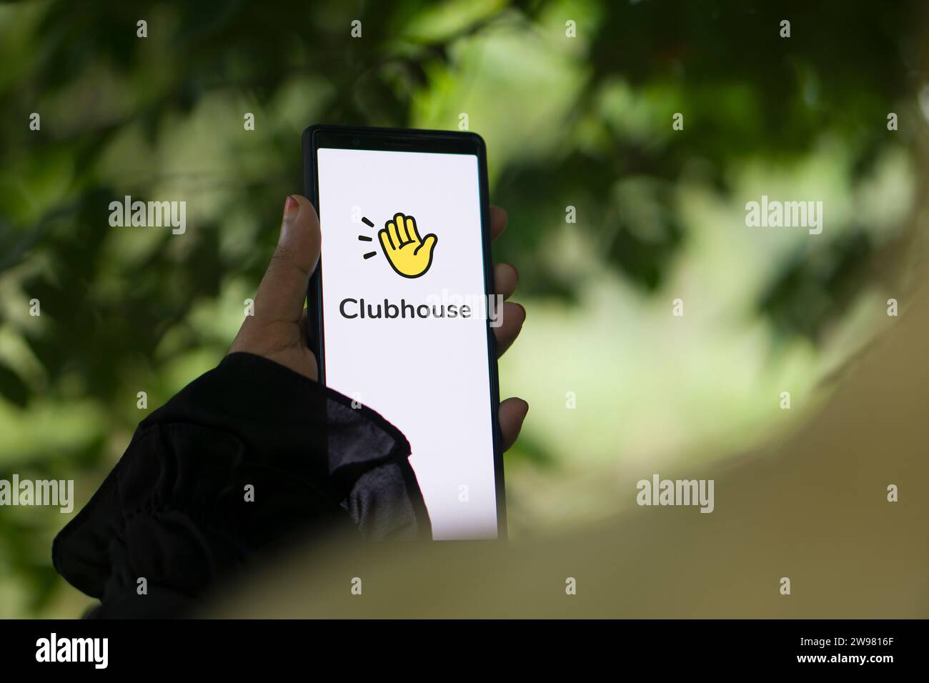Dhaka, Bangladesh - 25 dicembre 2023: Logo del circolo visualizzato su uno smartphone. Clubhouse è un'app di social audio. Foto Stock