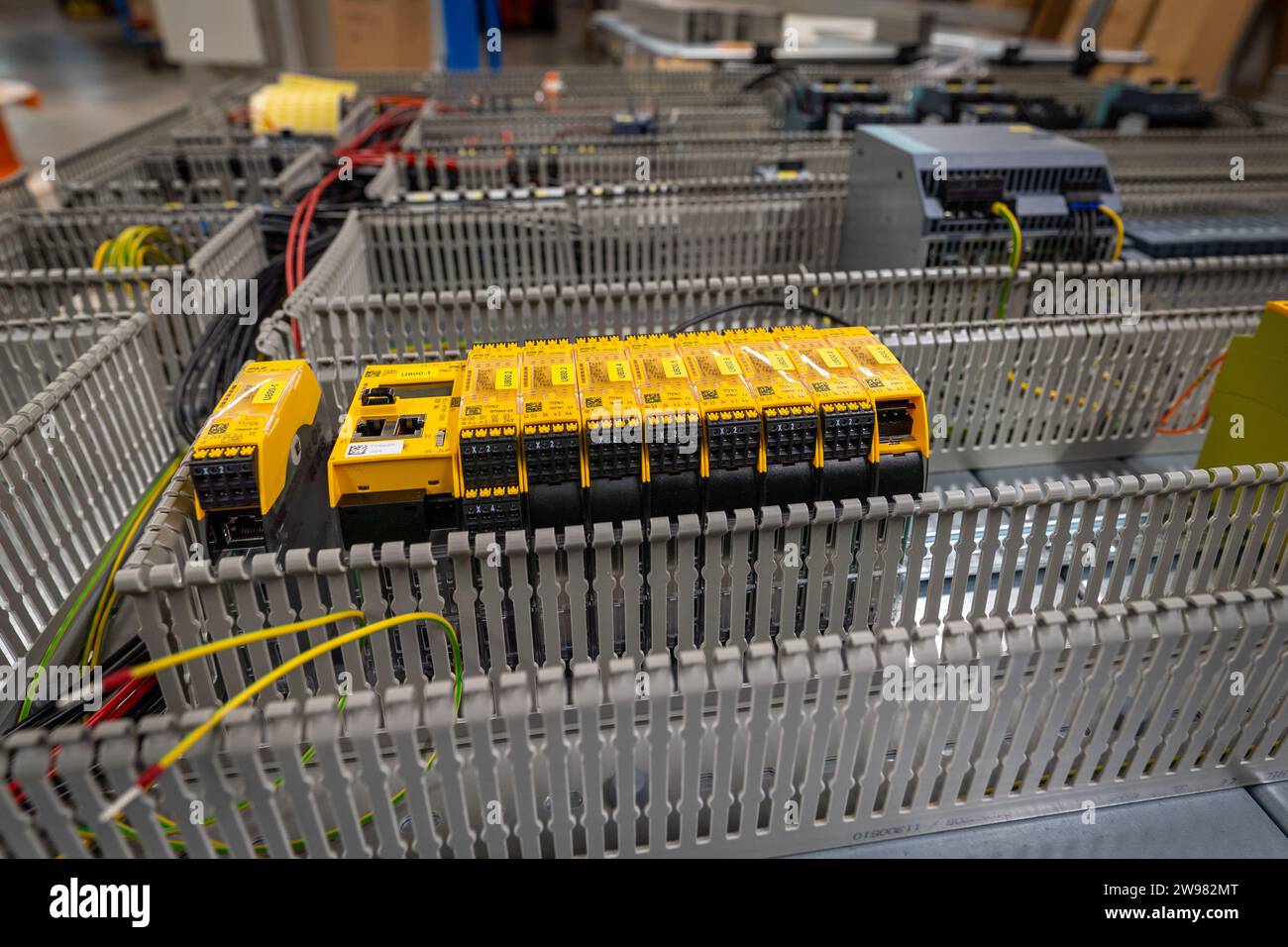 Un primo piano di una varietà di cavi elettrici, cavi e fili all'interno di un armadio elettronico Foto Stock