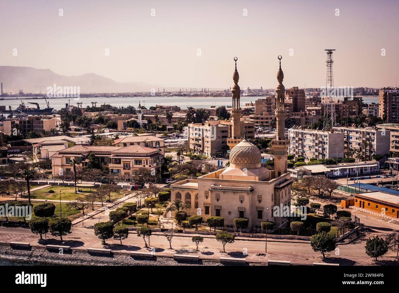 Moschea all'estremità meridionale del canale di Suez vista dalle ali del ponte di una nave container. Foto Stock