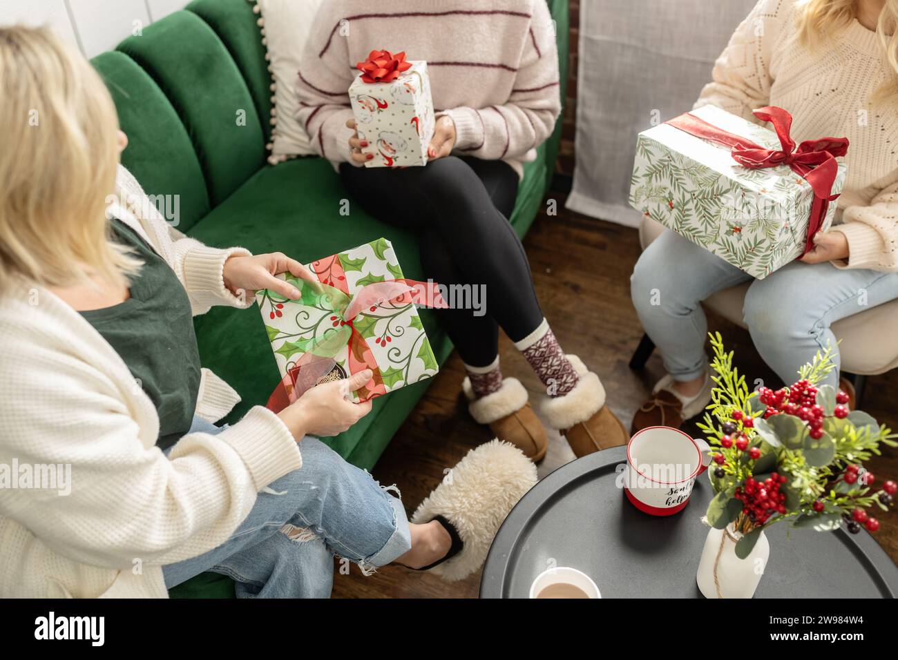 Immagine sopraelevata di donne che si scambiano regali di natale Foto Stock