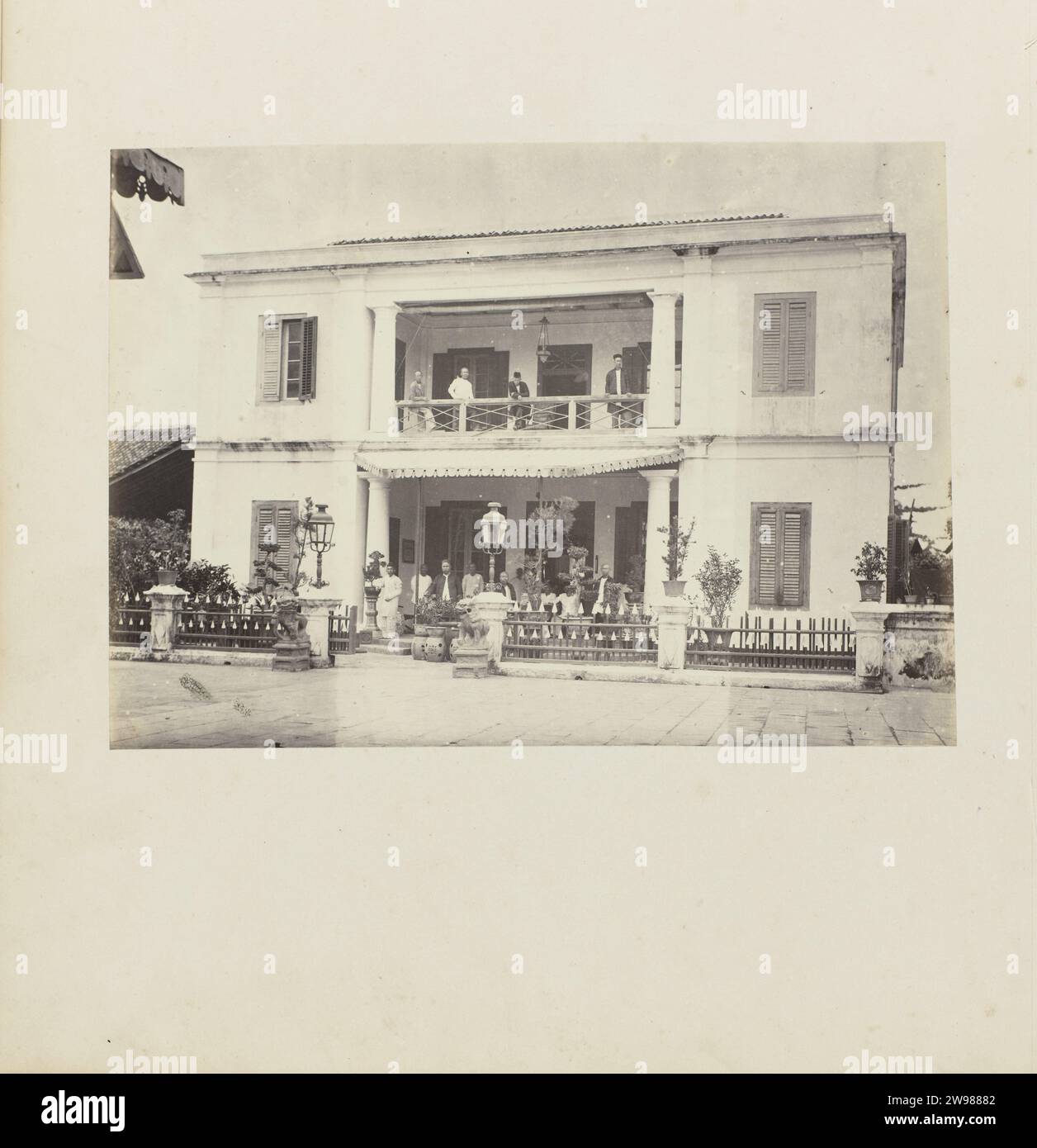 Facciata est della Chinese House a Semarang, Woodbury & Page, 1863 - 1866 fotografa la facciata est della casa di Be Biauw Tjoan, maggiore cinese a Semarang. I residenti e il personale si trovano davanti alla porta e sul balcone. Parte dell'album fotografico rosso con foto di Java, dal possesso del picchio farmacista, che è tornato nei Paesi Bassi da Batavia nel 1865. Semarang Photographic Support albumen print casa indipendente nella città di Semarang Foto Stock