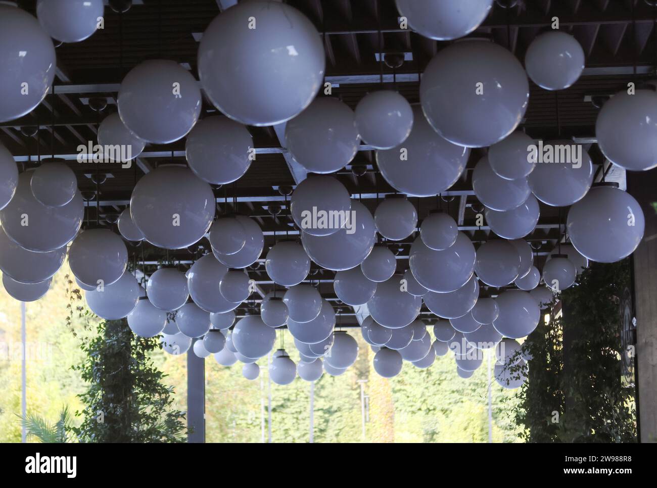 Molte lampade sferiche sotto la tettoia. Foto Stock