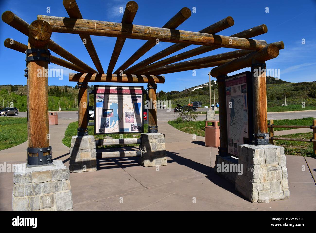 Struttura in legno con pannelli informativi presso l'area di riposo Bear Overlook Foto Stock