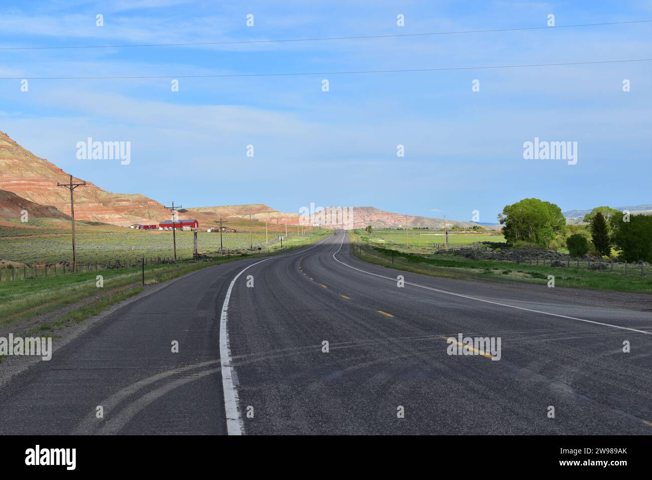 Vista dell'autostrada 26 e delle colorate montagne sedimentarie e del paesaggio nella riserva indiana di Wind River, Wyoming Foto Stock
