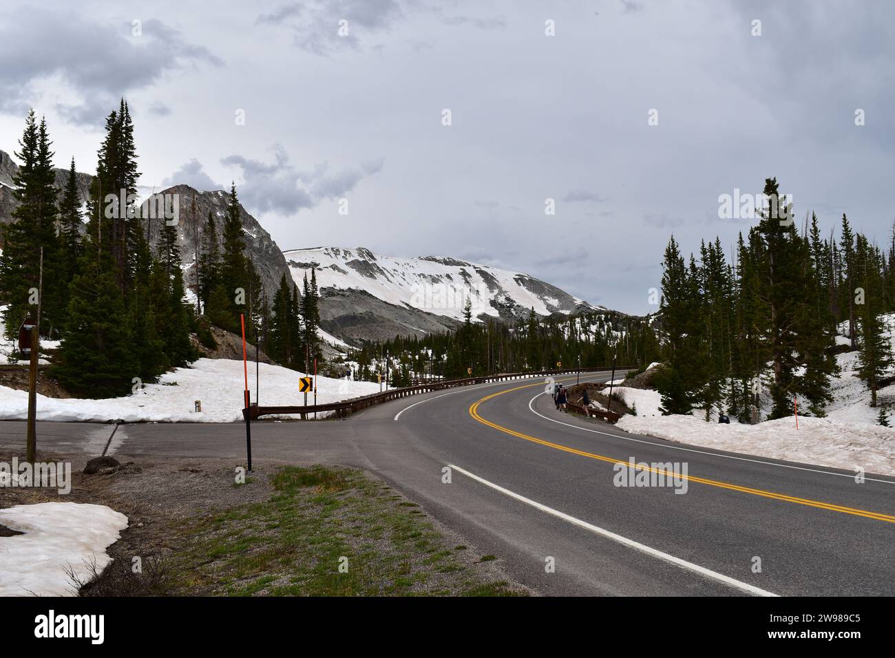 La strada 130 attraversa il paesaggio montuoso innevato della Medicine Bow-Routt National Forest Foto Stock