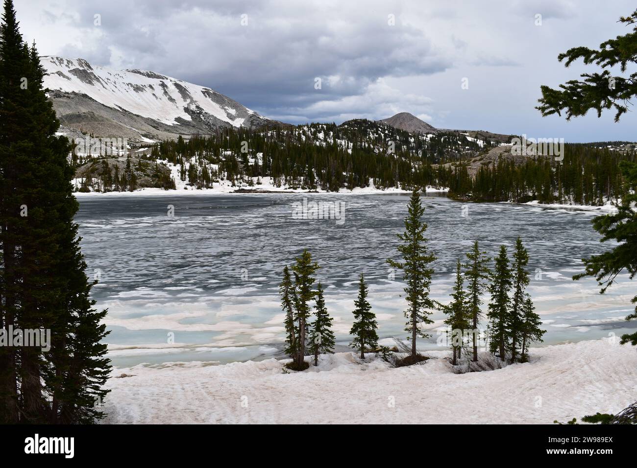 Vista del lago Marie parzialmente congelato e delle montagne Medicine Bow-Routt dalla costa Foto Stock