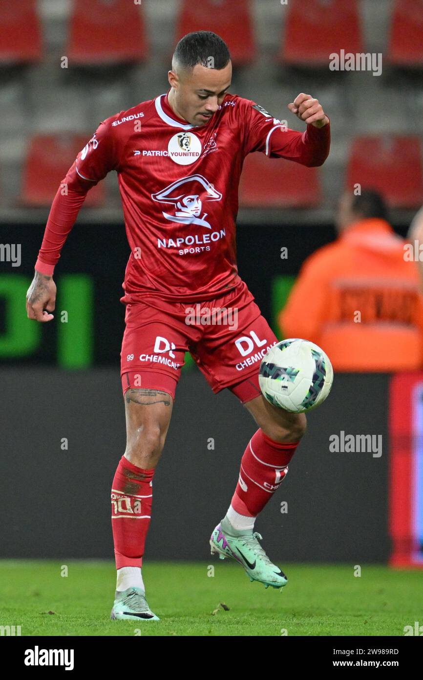 Waregem, Belgio. 15 dicembre 2023. Matheus Machado (99) di Zulte-Waregem nella foto di una partita di calcio tra SV Zulte Waregem e Seraing durante la 16 a giornata della stagione Challenger Pro League 2023-2024, lunedì 15 dicembre 2023 a Waregem, Belgio . Credito: Sportpix/Alamy Live News Foto Stock