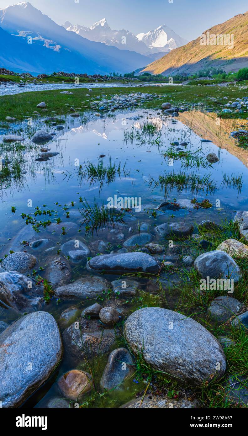 Una vista dei massicci del Nun-Kun da un fiume a Damsna, nella valle di Suru, a Kargil, Ladakh, India. Foto Stock