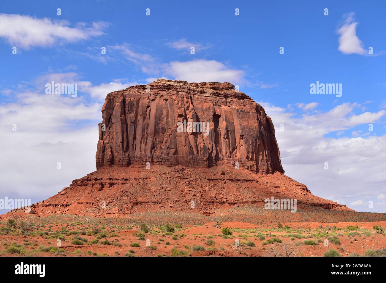 Vista della formazione di arenaria rossa Merrick Butte nella Monument Valley, Arizona Foto Stock