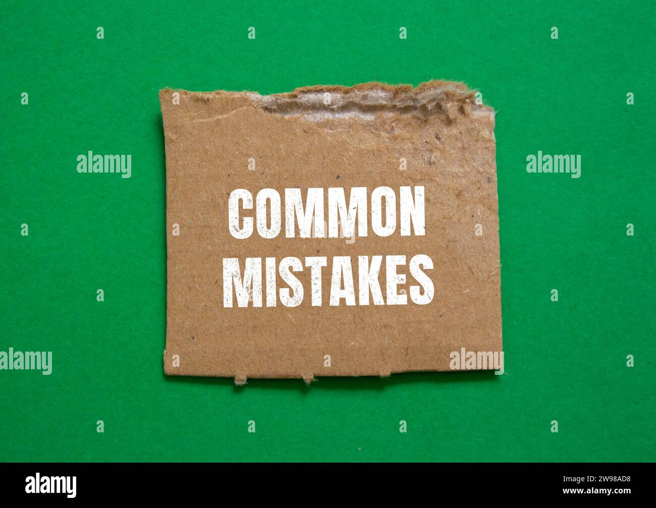 Errori comuni di scrittura su carta strappata. Foto concettuale. Foto Stock