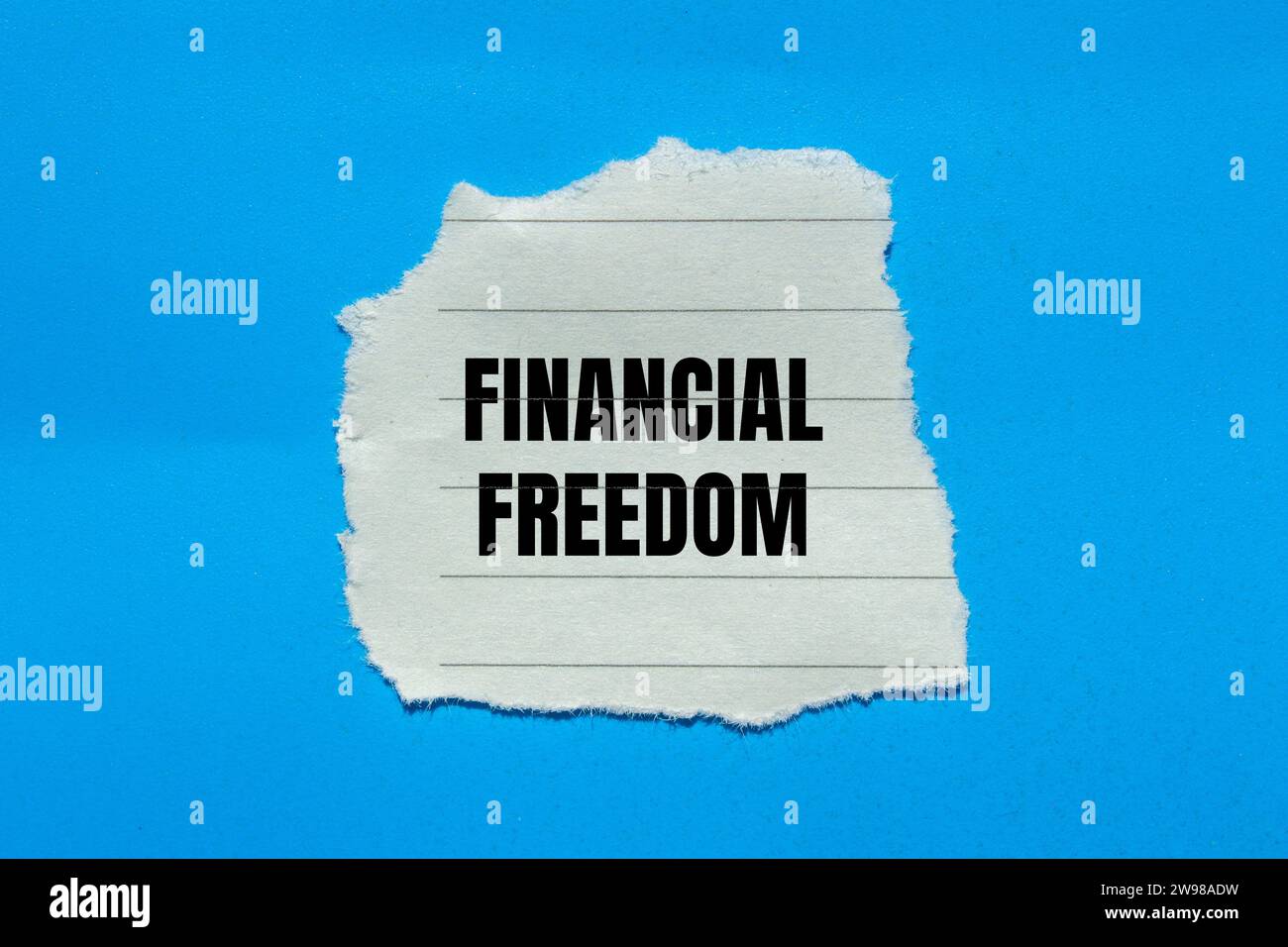 Lettere sulla libertà finanziaria su carta strappata. Concetto aziendale. Foto Stock