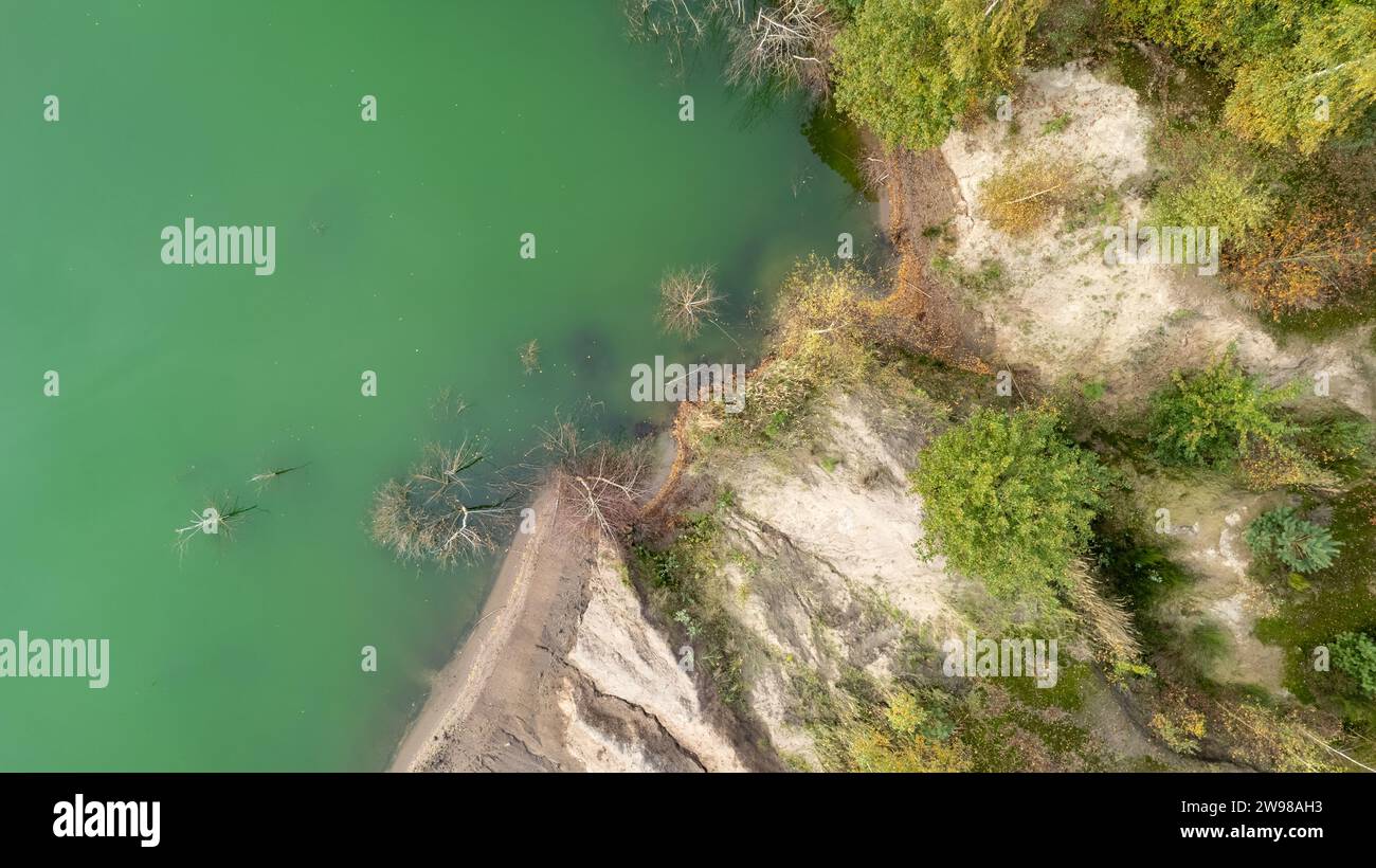 Questa immagine cattura una prospettiva aerea di un'ansa del fiume con ...