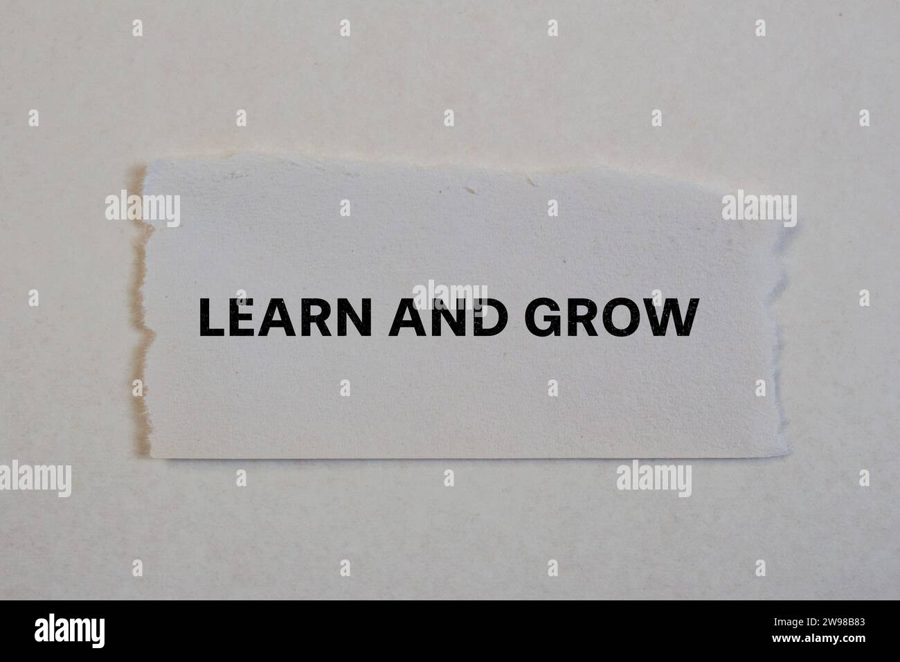 Imparare e far crescere le lettere sulla carta strappata. Foto concettuale. Foto Stock