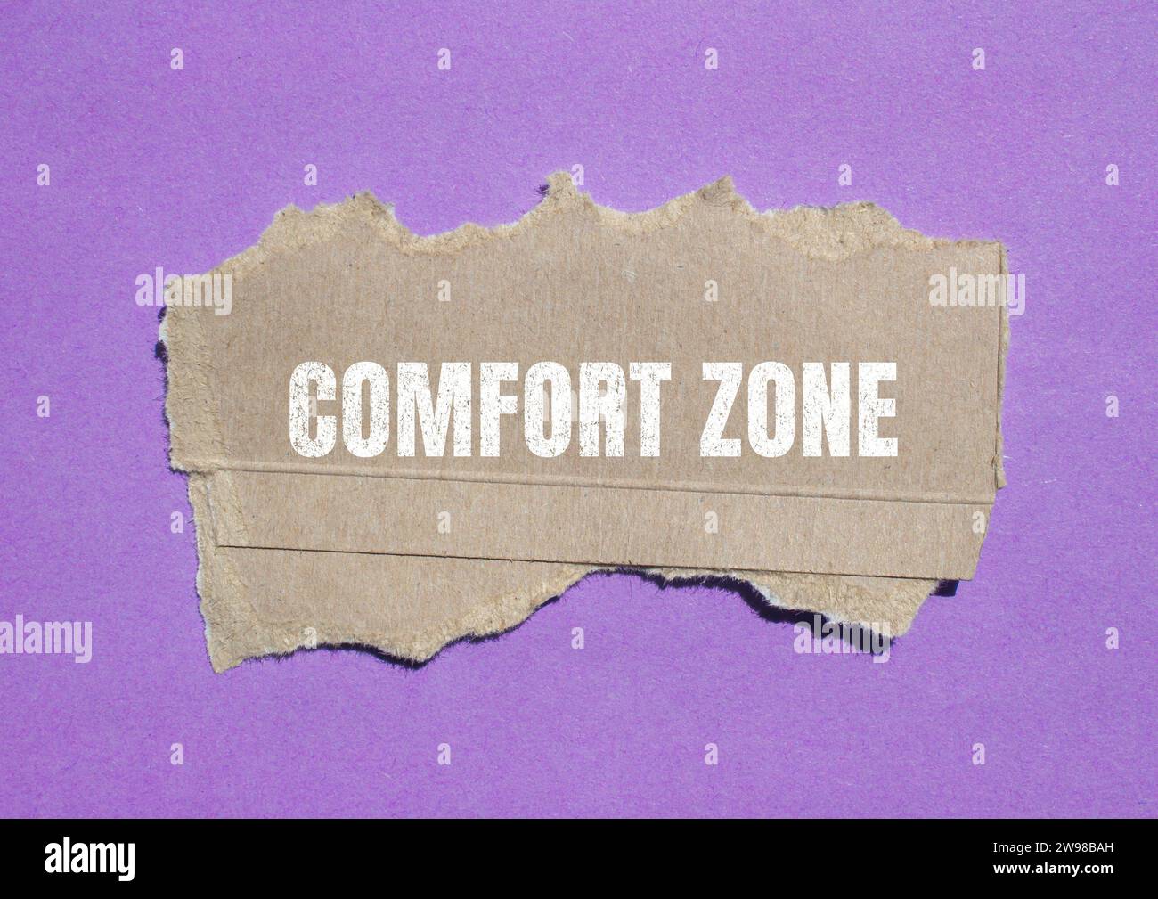 Scritta "comfort zone" su carta strappata. Foto concettuale. Foto Stock