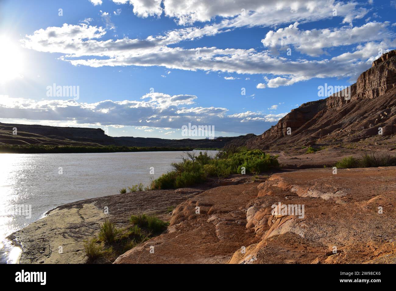 Il Green River visto dalla riva accanto al Crystal Geyser a Green River, Utah Foto Stock
