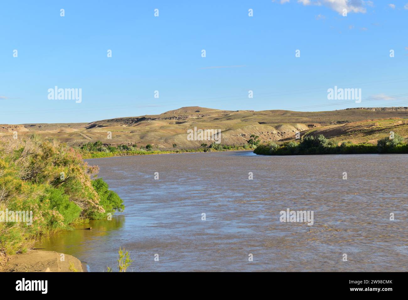 Il Green River visto dalla riva accanto al Crystal Geyser a Green River, Utah Foto Stock