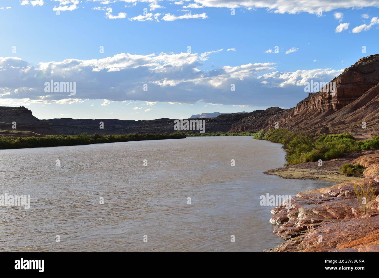 Il Green River visto dalla riva accanto al Crystal Geyser a Green River, Utah Foto Stock