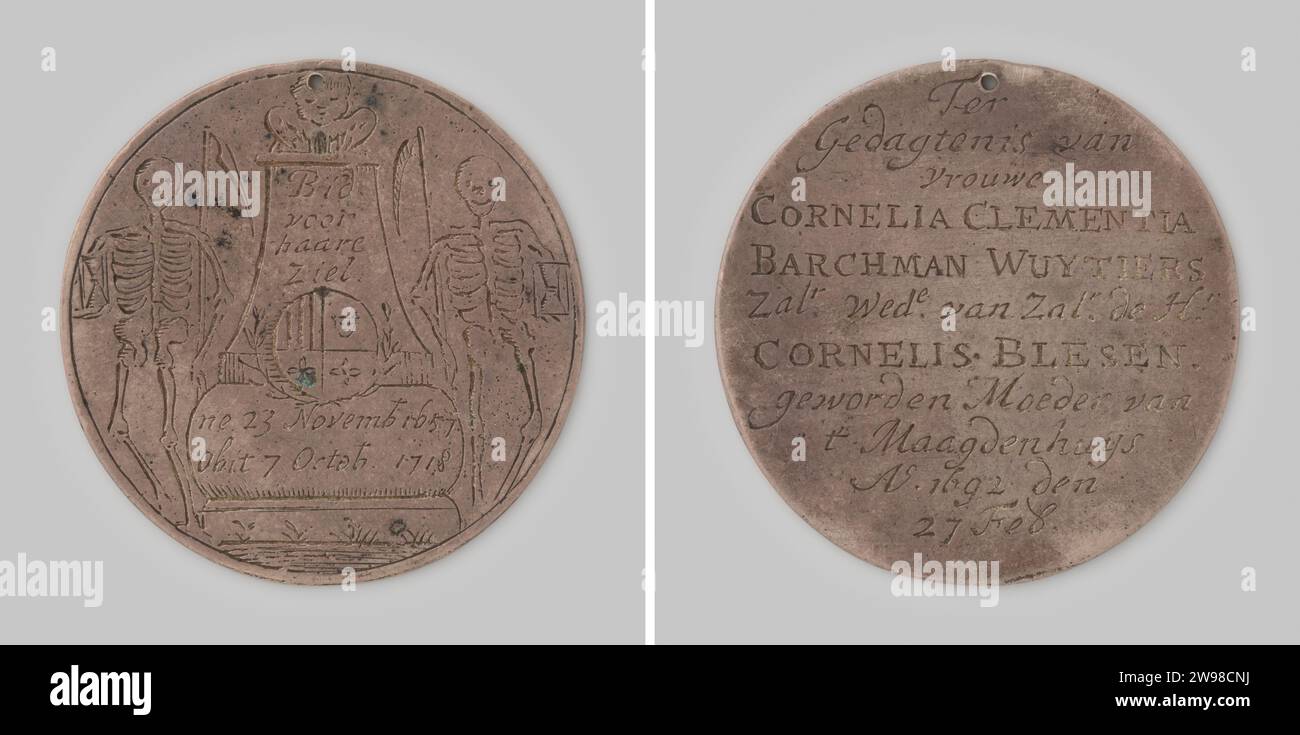 Morte di Cornelia Barchman Wuytiers 1718 , 1718 medaglia di storia Rotondo inciso piatto d'argento con piccolo foro di supporto, sul fronte un monumento funerario, sul quale uno scudo di stemma circolare di famiglia e due iscrizioni, tra due scheletri con clessidra e falce, sul retro undici righe di testo. incisione in argento (metallo) Foto Stock