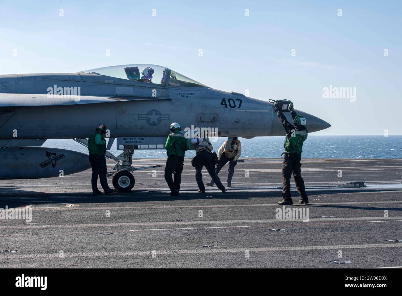 I marinai partecipano alle operazioni di volo a bordo della USS Dwight D. Eisenhower (CVN 69) nel Golfo Persico il 30 novembre 2023. Foto di Janae Chambers Foto Stock