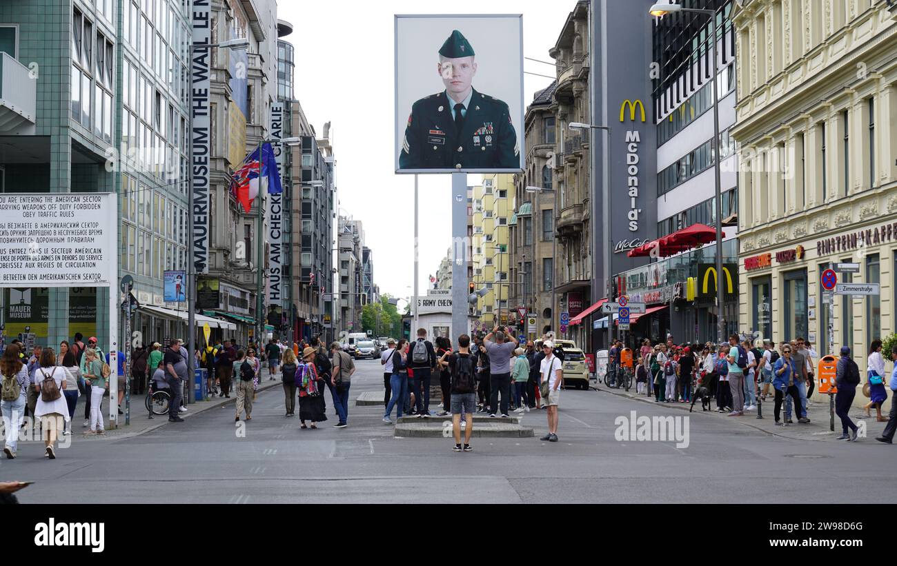 Una vista aerea di una vivace strada cittadina, animata da una folla diversificata di persone Foto Stock