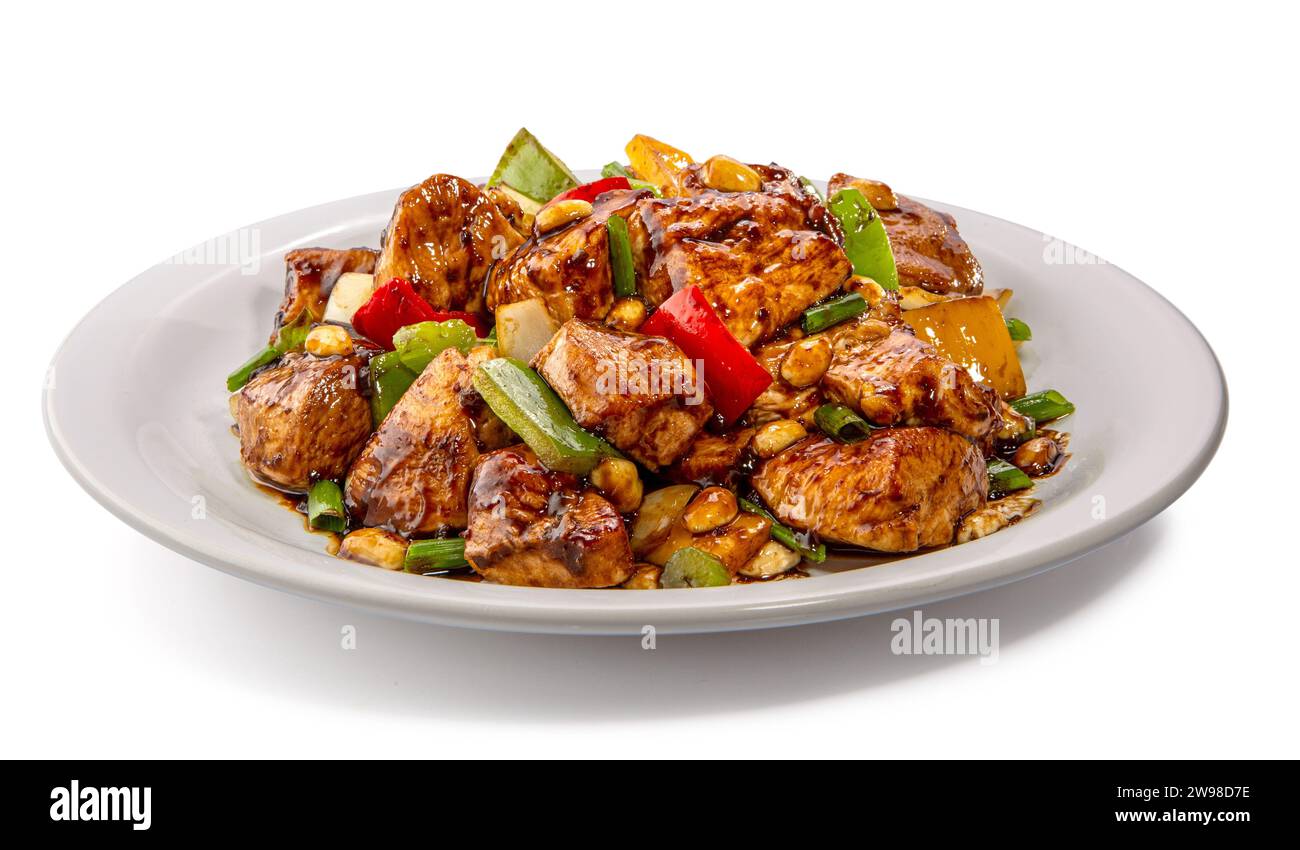 Piatto cinese di anacardi di pollo servito, pronto da mangiare, con pollo, peperoni rossi, peperoni verdi, peperoni gialli, arachidi, fagioli verdi e salsa Foto Stock
