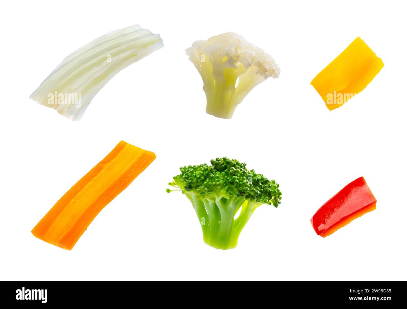 Ingredienti freschi per la composizione cinese di noodle yakisoba, separati su uno sfondo bianco: Cavolfiore, pepe rosso, pepe giallo, broccoli, auto Foto Stock