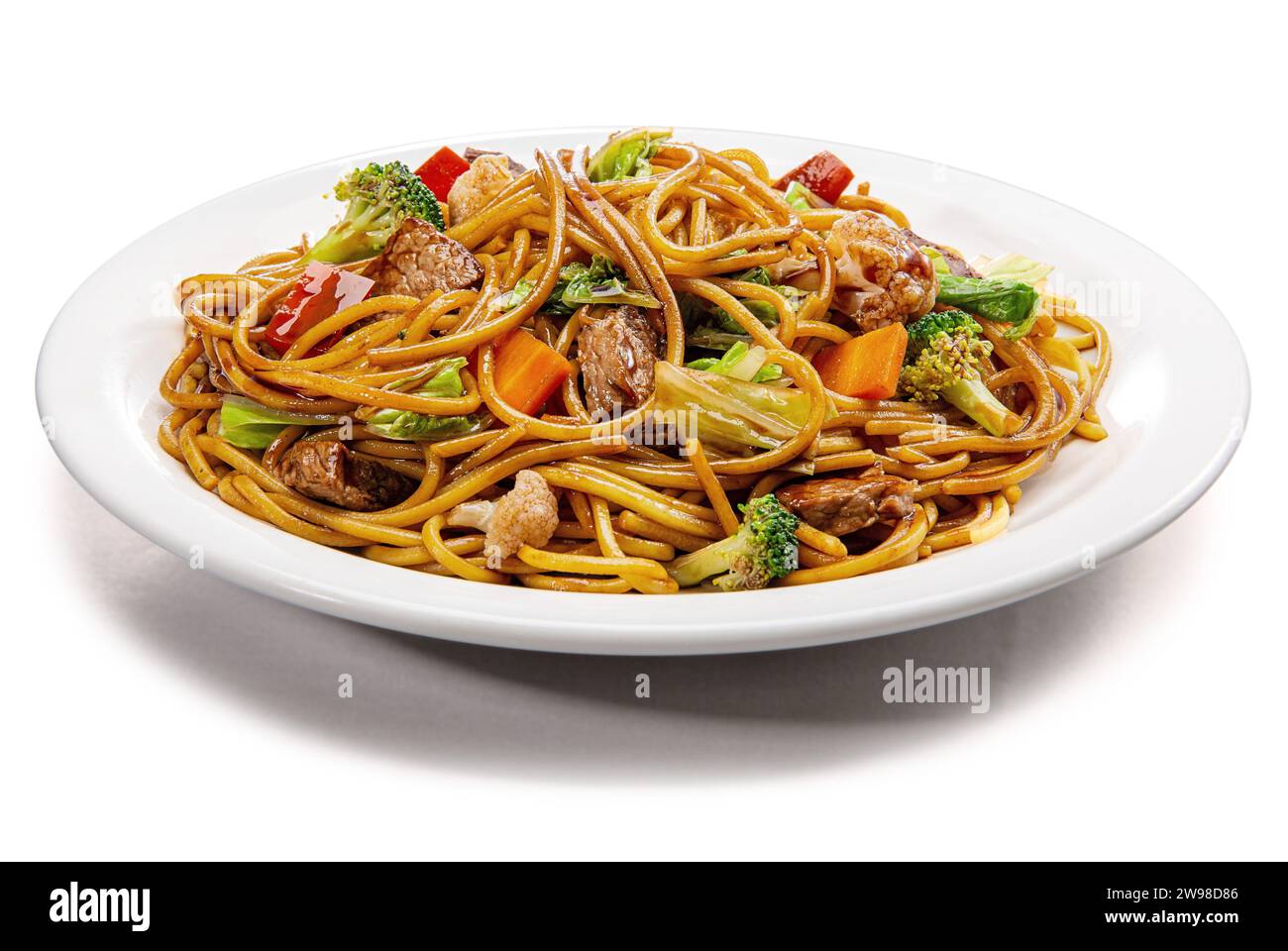 Piatto cinese di noodle yakisoba, con ingredienti freschi: Broccoli, cavolfiore, bietola, pollo, manzo, pepe rosso, pepe giallo, carota Foto Stock