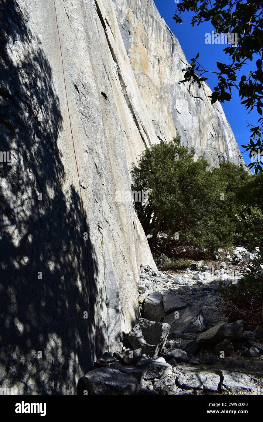 La base della valle della parete di roccia di granito El Capitan nella Yosemite Valley Foto Stock