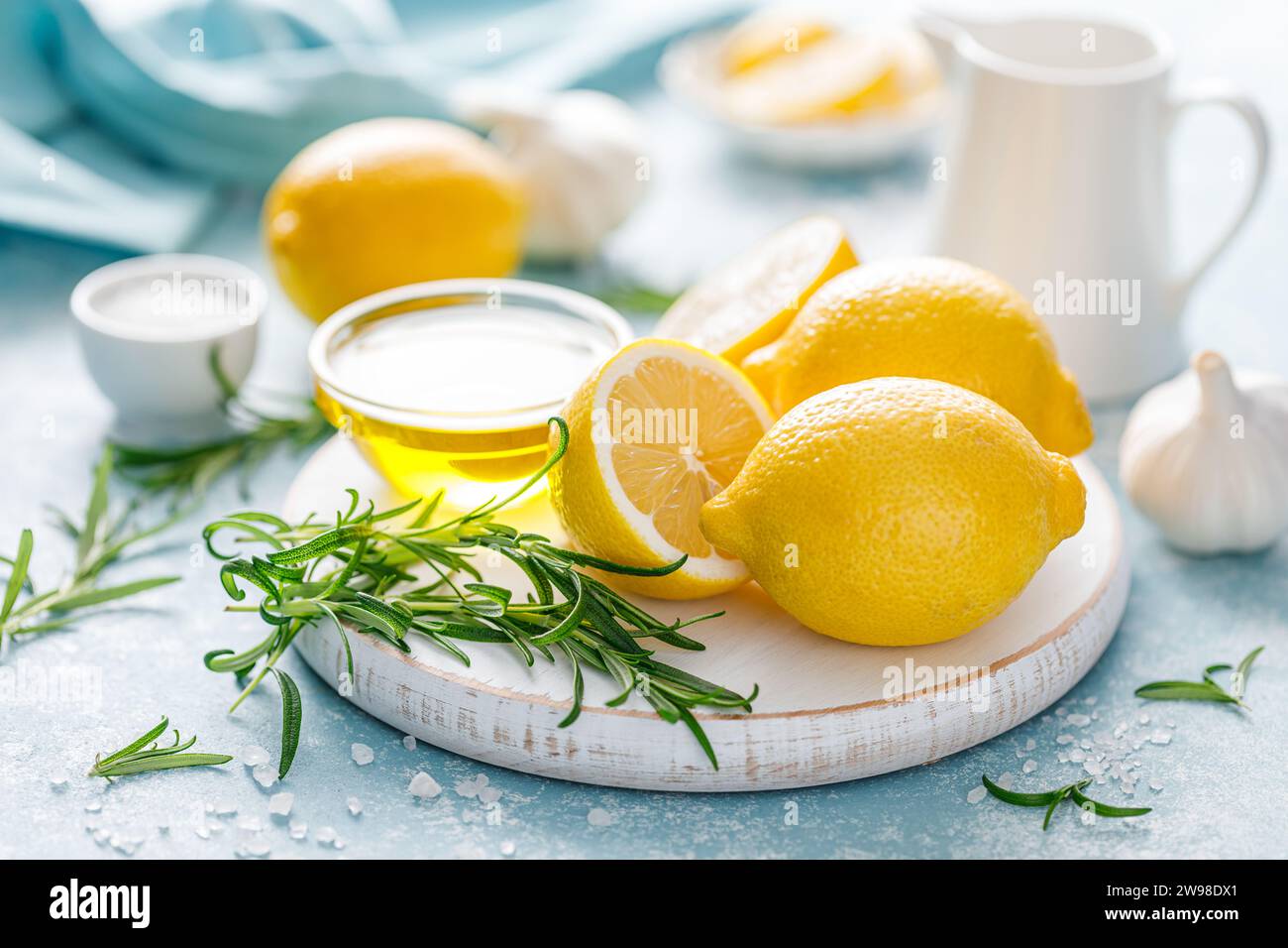 Limone, rosmarino, aglio e olio d'oliva. Ingredienti per la cucina mediterranea Foto Stock