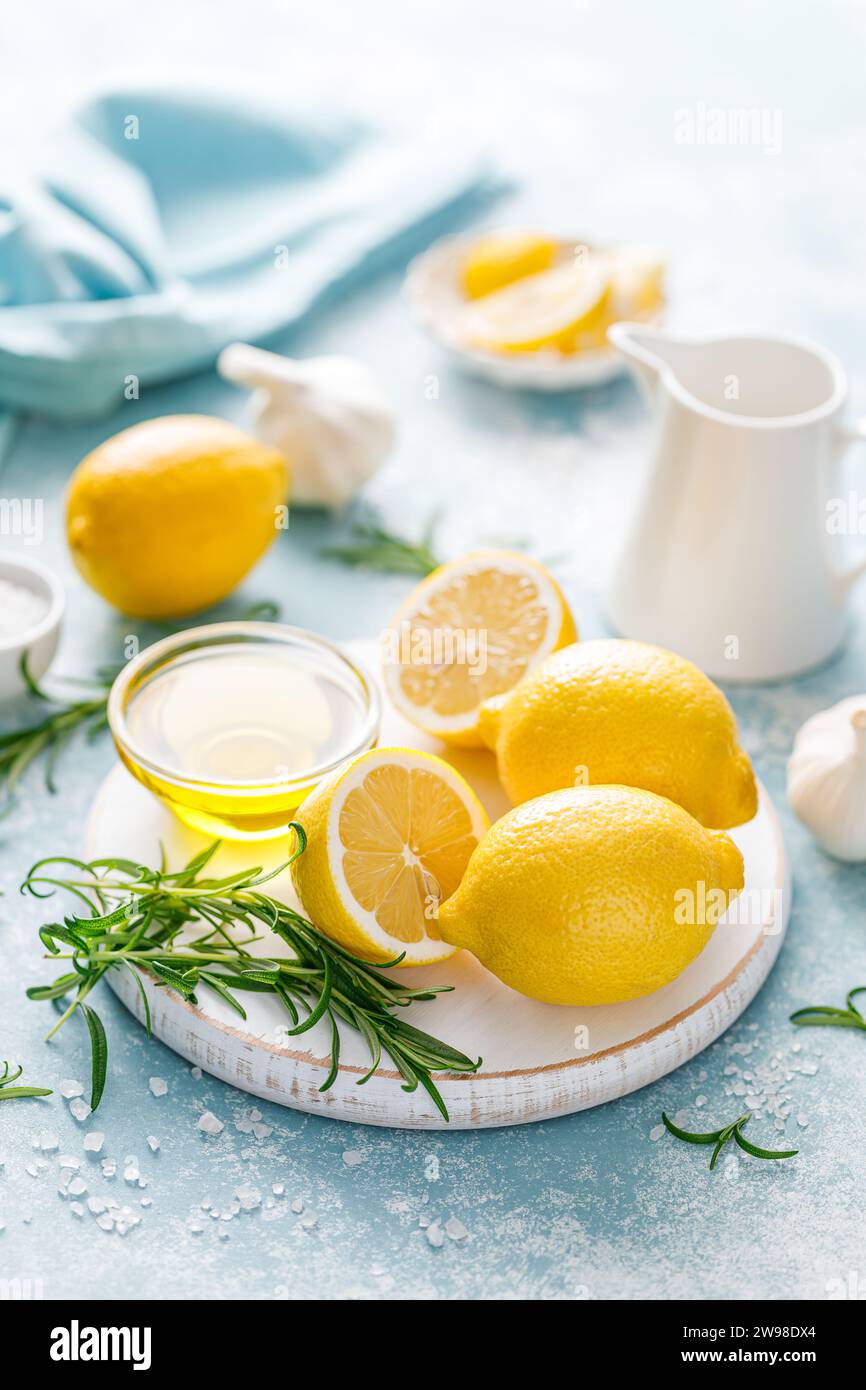 Limone, rosmarino, aglio e olio d'oliva. Ingredienti per la cucina mediterranea Foto Stock