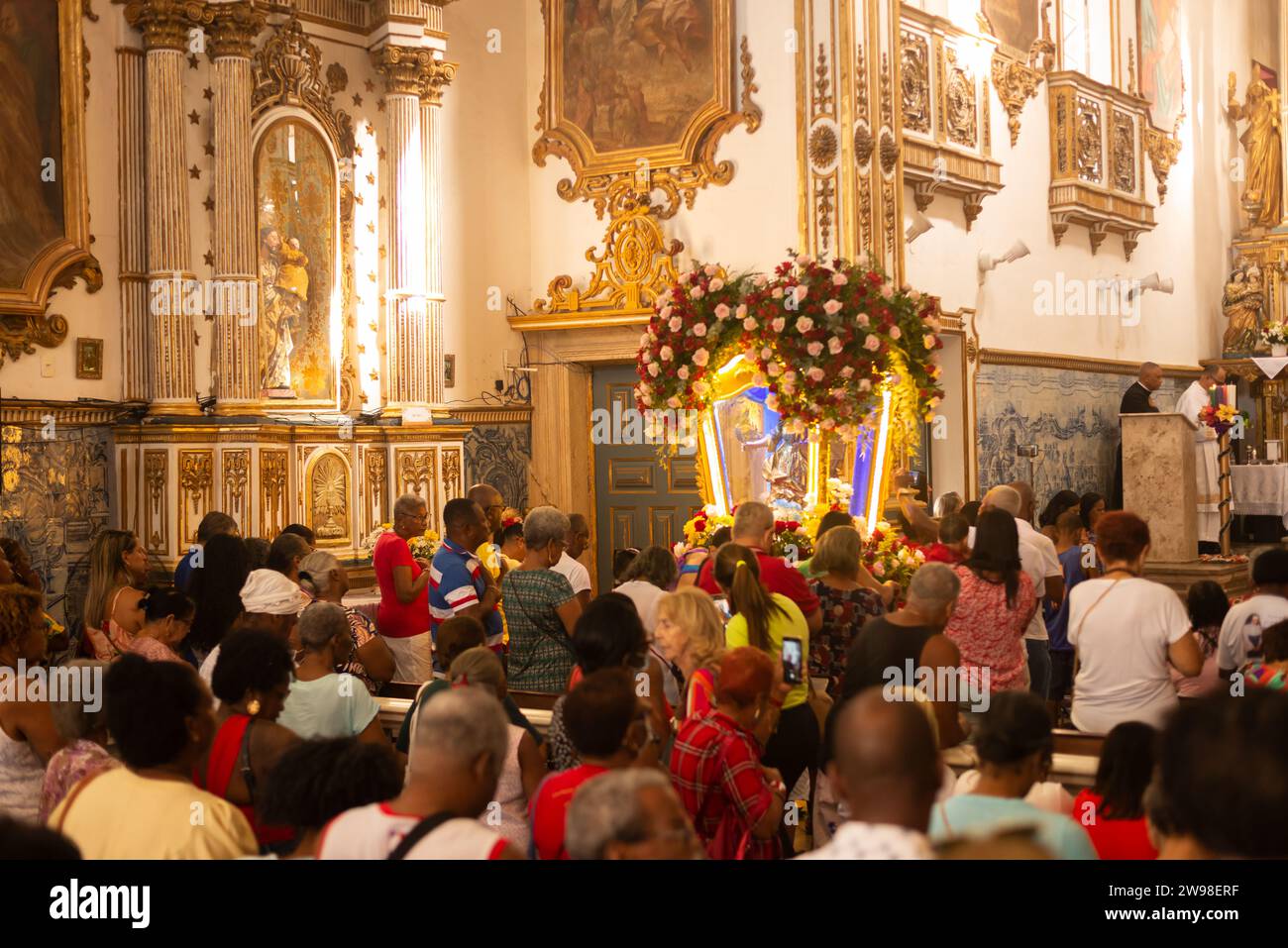 Salvador, Bahia, Brasile - 13 dicembre 2023: I cattolici sono visti all'interno della chiesa di Santa Luzia durante la messa. Città di Salvador, Bahia. Foto Stock