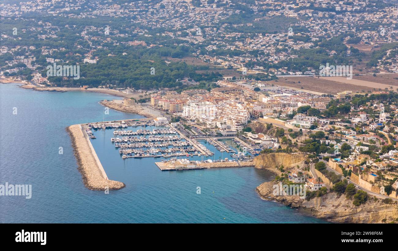 Foto aerea con drone della città costiera di nome Moraira. Moraira si trova nella Costa Blanca in Spagna. Foto Stock