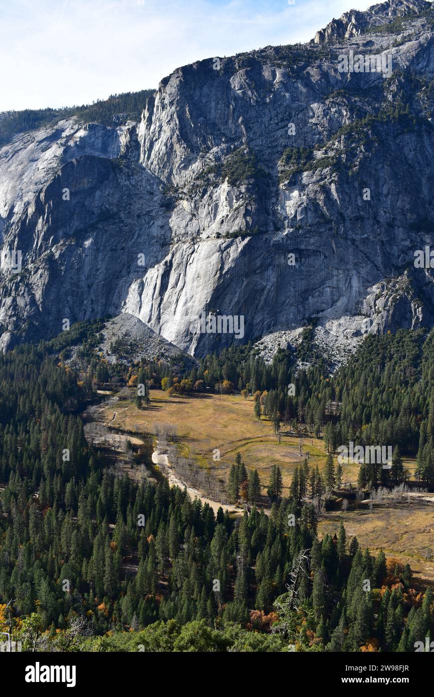 Vedute panoramiche della Yosemite Valley viste dalla montagna sul Four Mile Trail Foto Stock