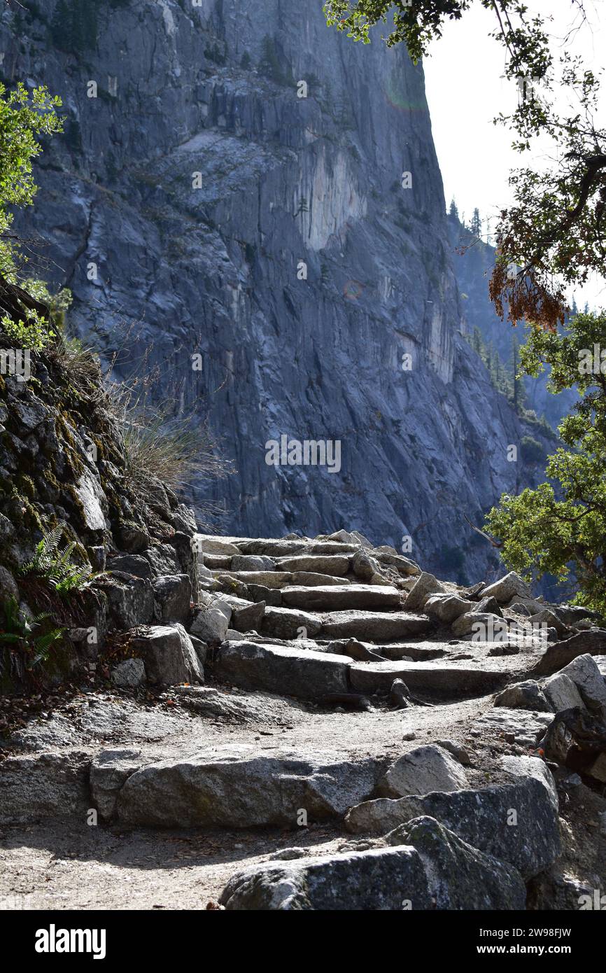 Vista panoramica mentre fai un'escursione sul Four Mile Trail nel parco nazionale di Yosemite Foto Stock
