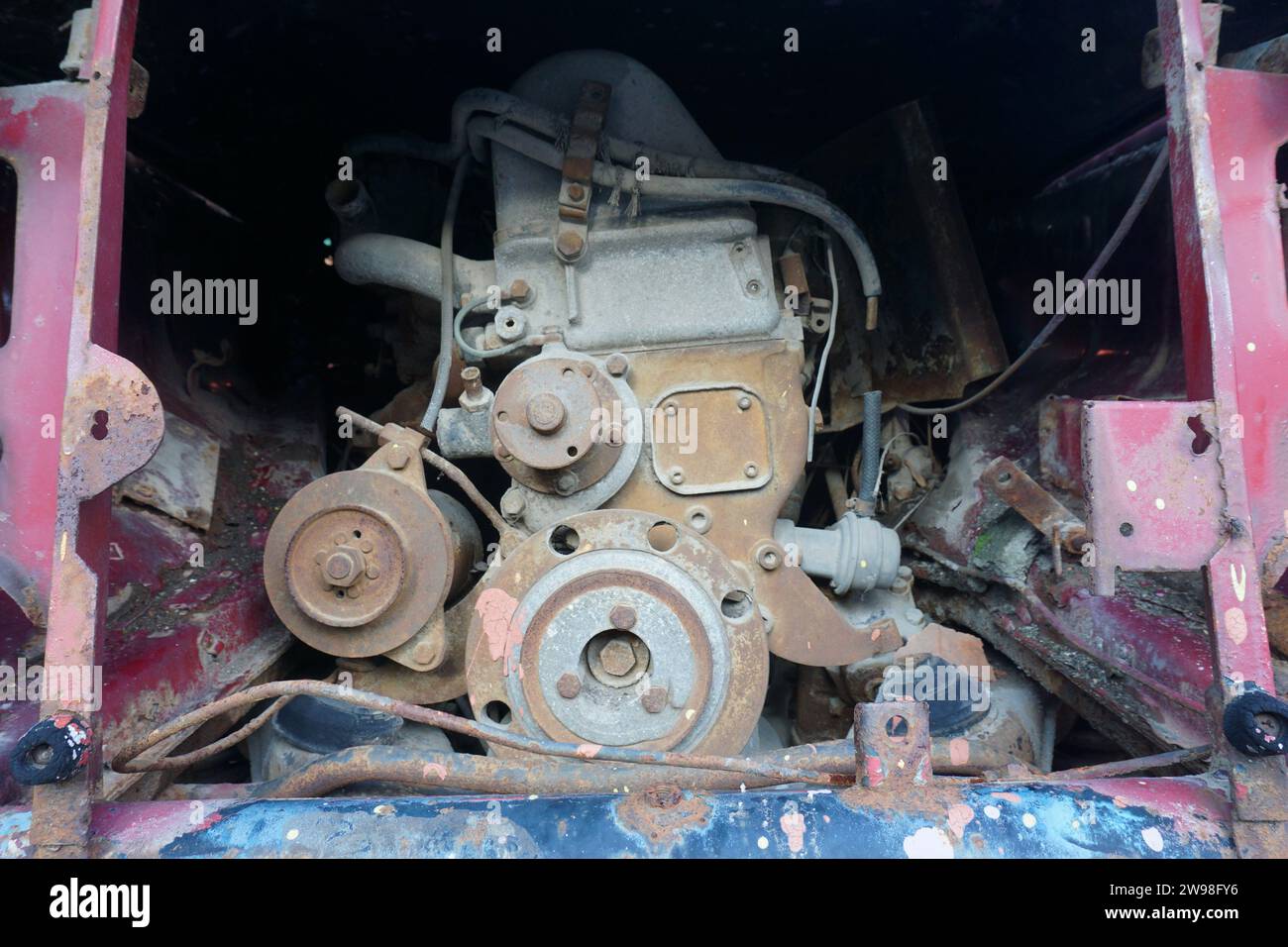 parte del motore di una vecchia auto abbandonata Foto Stock