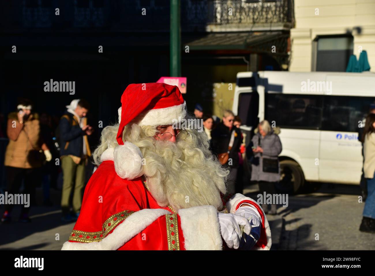 Persona vestita da Babbo Natale al mercatino di natale di Bruxelles in un giorno d'inverno di sole Foto Stock