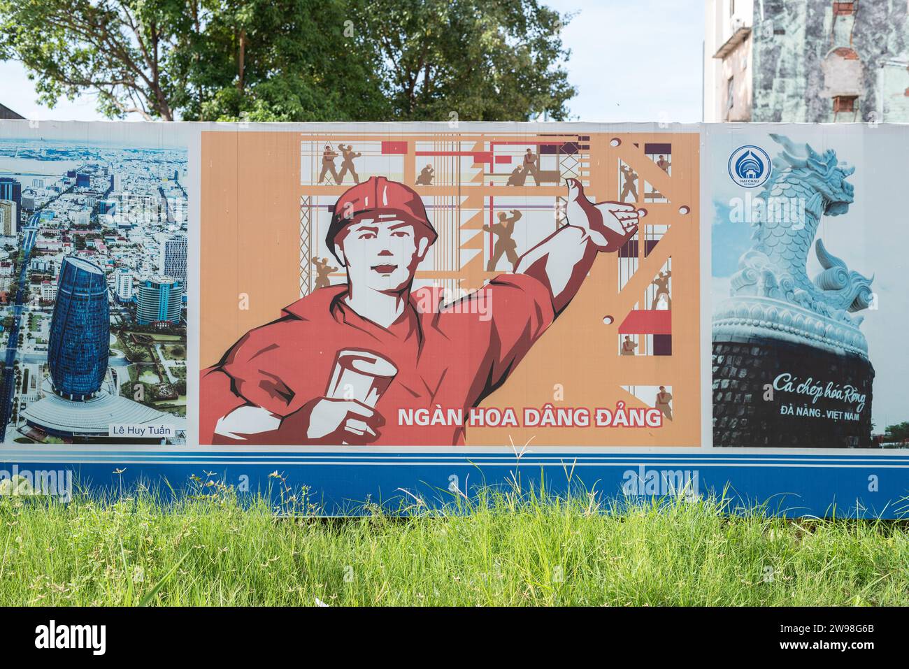 Da Nang, Vietnam - 7 ottobre 2023: Un poster "mille fiori per la festa" su un recinto di costruzione. Foto Stock