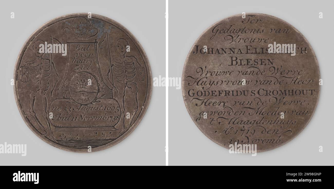 Morte di Johanna Elisabeth van de Werve - Blesen, madre del Maagdenhuis 1738 , medaglia di storia del 1738 incisa in argento, sul fronte un monumento sepolcrale descritto con stemma di famiglia tra due scheletri, ciascuno con falce e clessidra, sul retro tredici righe di testo. incisione in argento (metallo) Foto Stock
