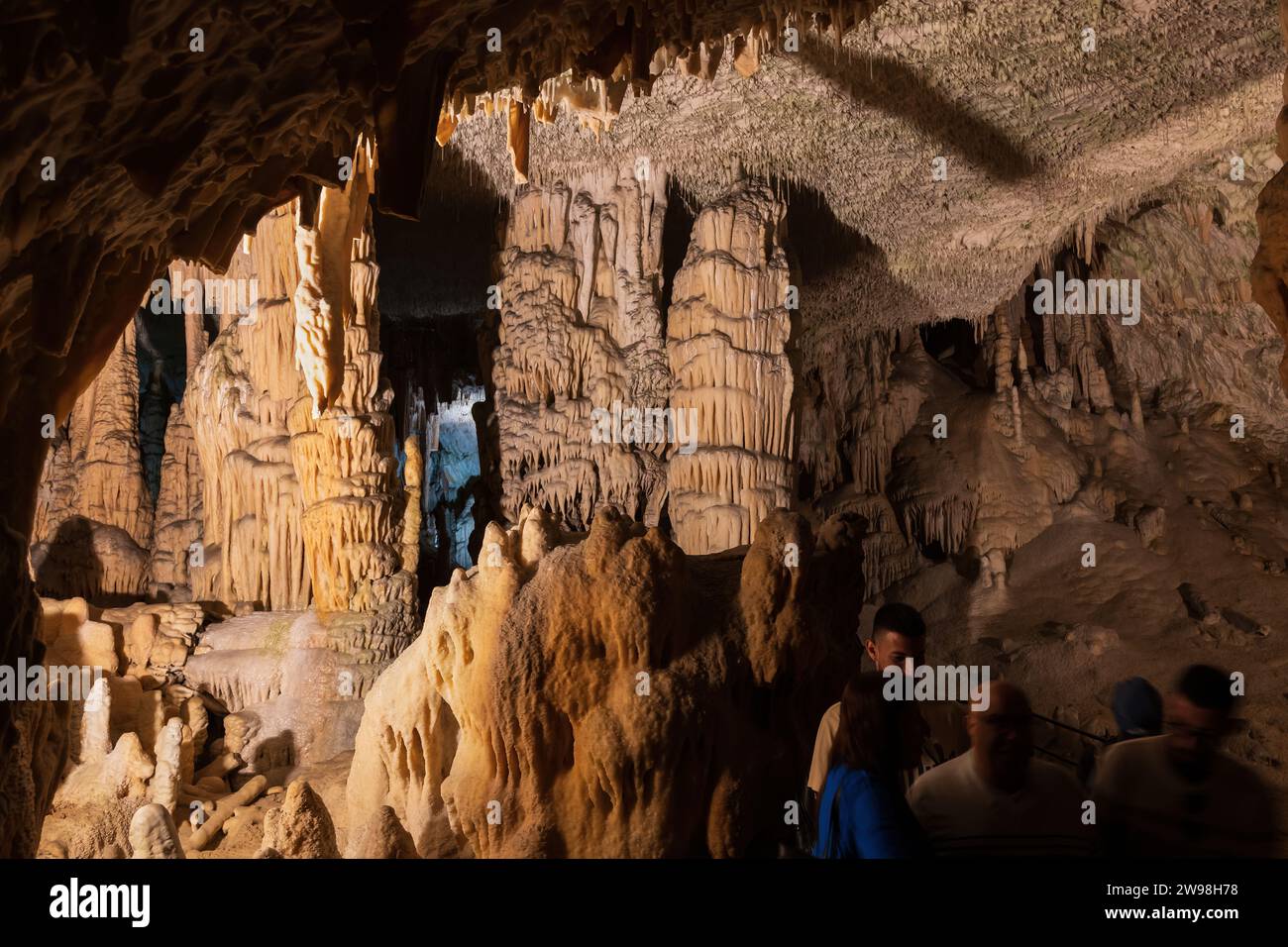 Sala degli spaghetti nella grotta di Postumia (sloveno: Postojnska Jama) all'interno di Postumia, Slovenia. Stalagmiti, stalattiti e colonne di pietra, sottofondo Foto Stock