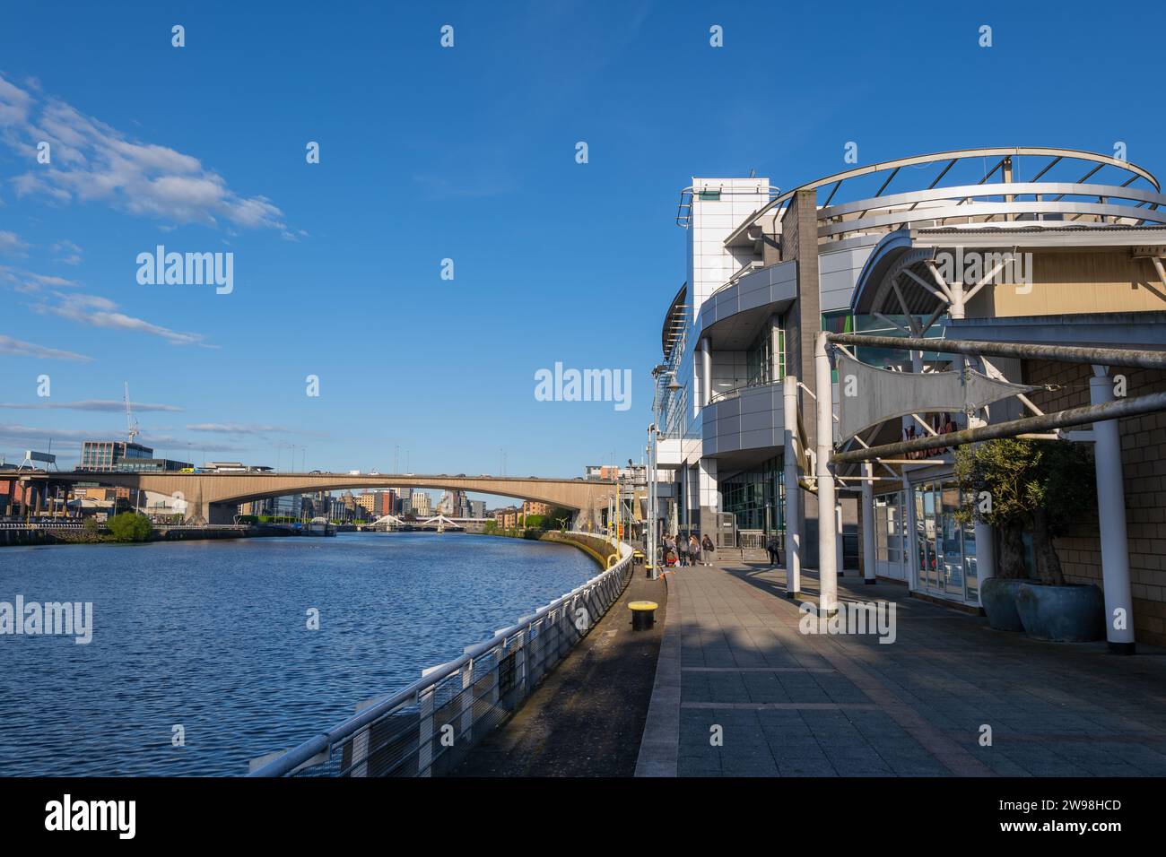 River Clyde Waterfront nella città di Glasgow, Scozia, Regno Unito. Springfield Quay con Nando's Grilled Chicken Restaurant e vista sul Kingston Bridge. Foto Stock